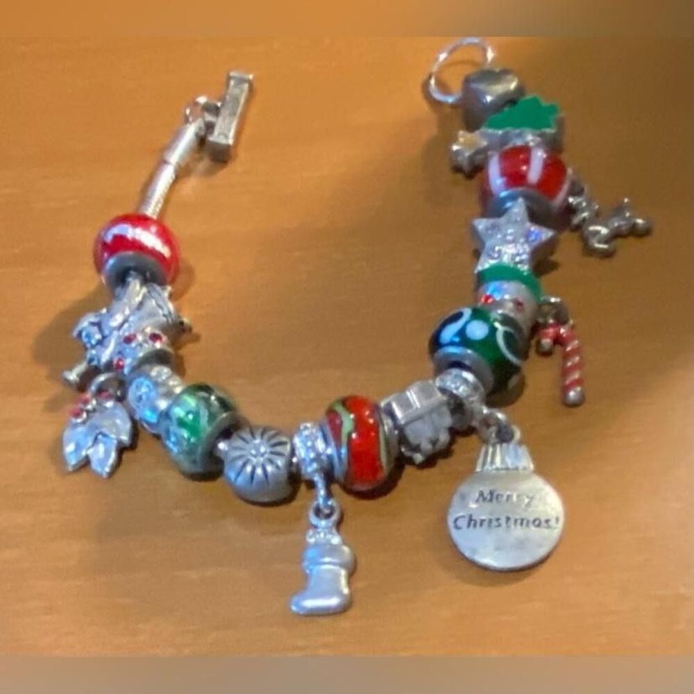 Multicolor Christmas Holiday Charm Beaded Bracelet Womens 6 Inch Toggle DECEMBER
